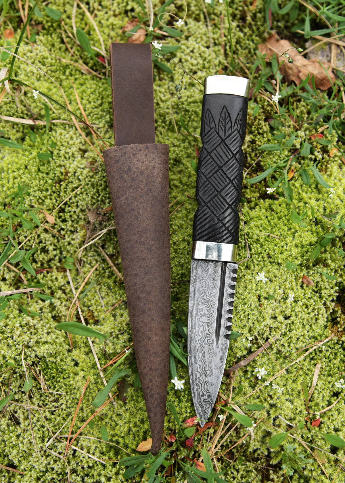 Couteau écossais Sgian Dubh à lame damassée avec étui en cuir