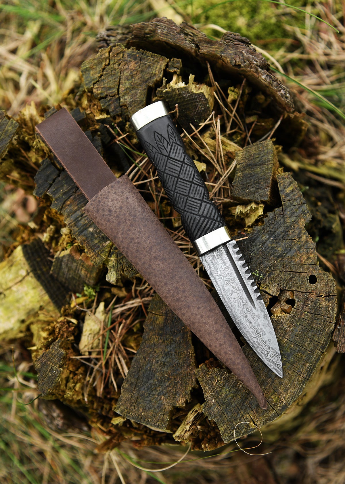 Couteau écossais Sgian Dubh à lame damassée avec étui en cuir