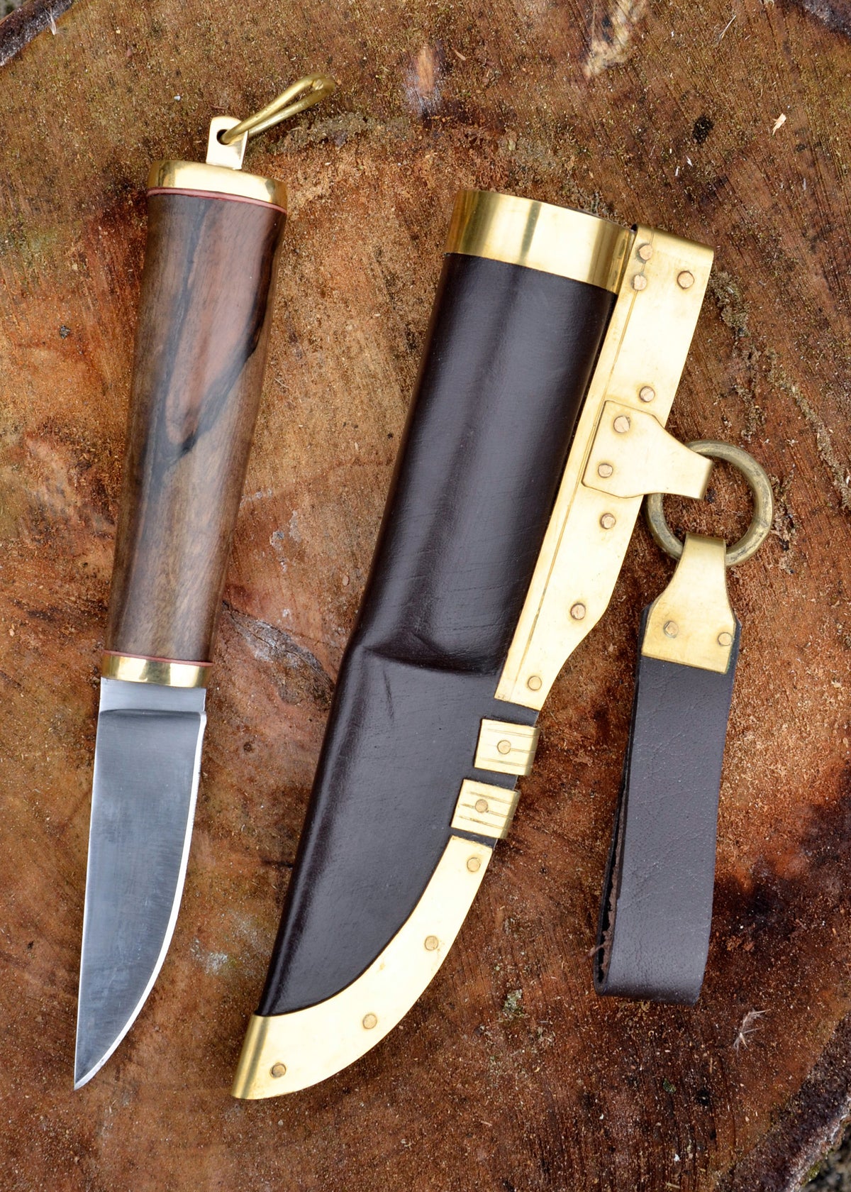 Couteau viking avec manche en noyer et fourreau en cuir