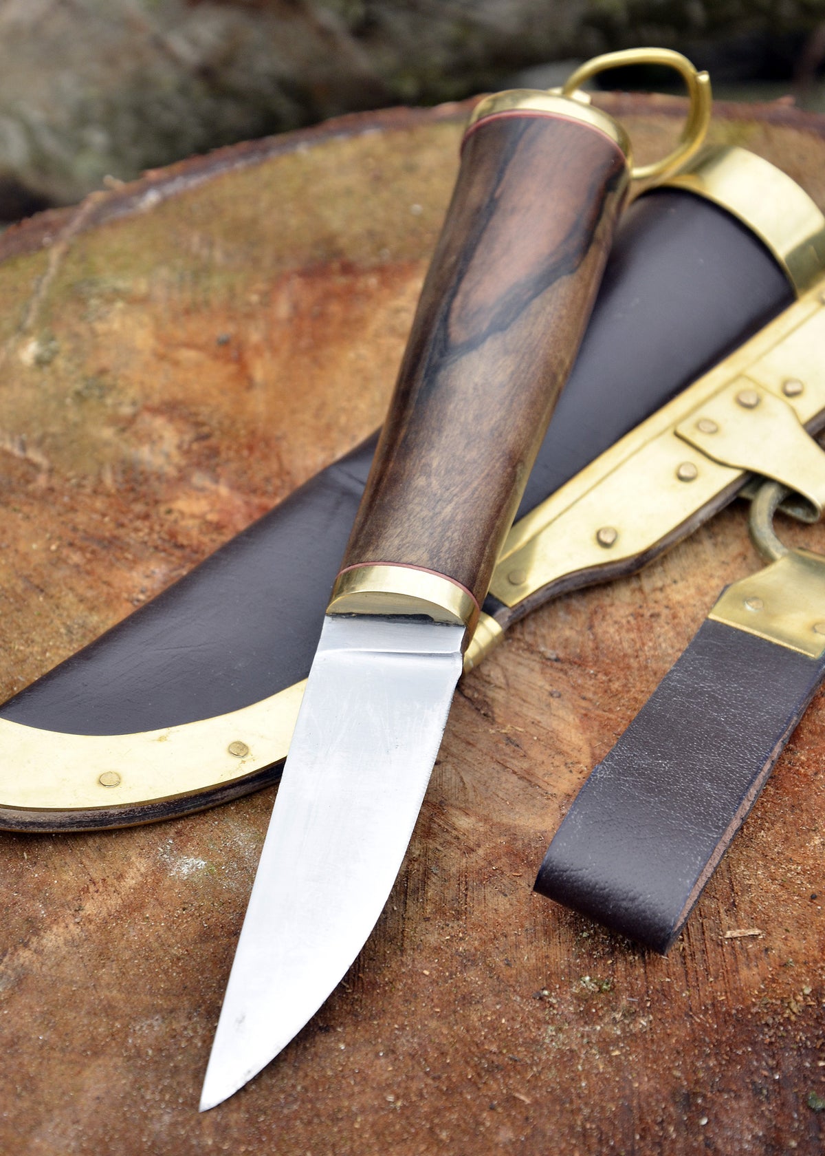 Couteau viking avec manche en noyer et fourreau en cuir