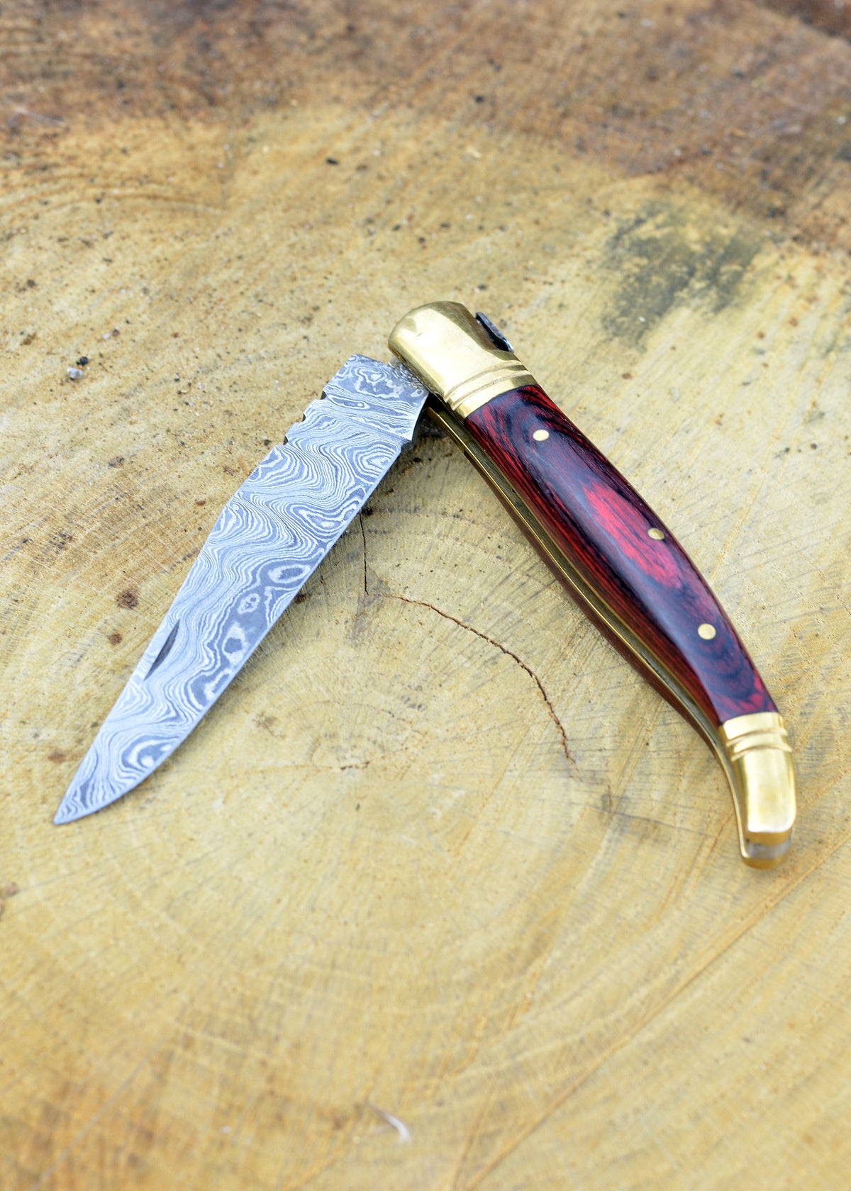 Couteau pliant style Laguiole à lame damassée et manche en bois