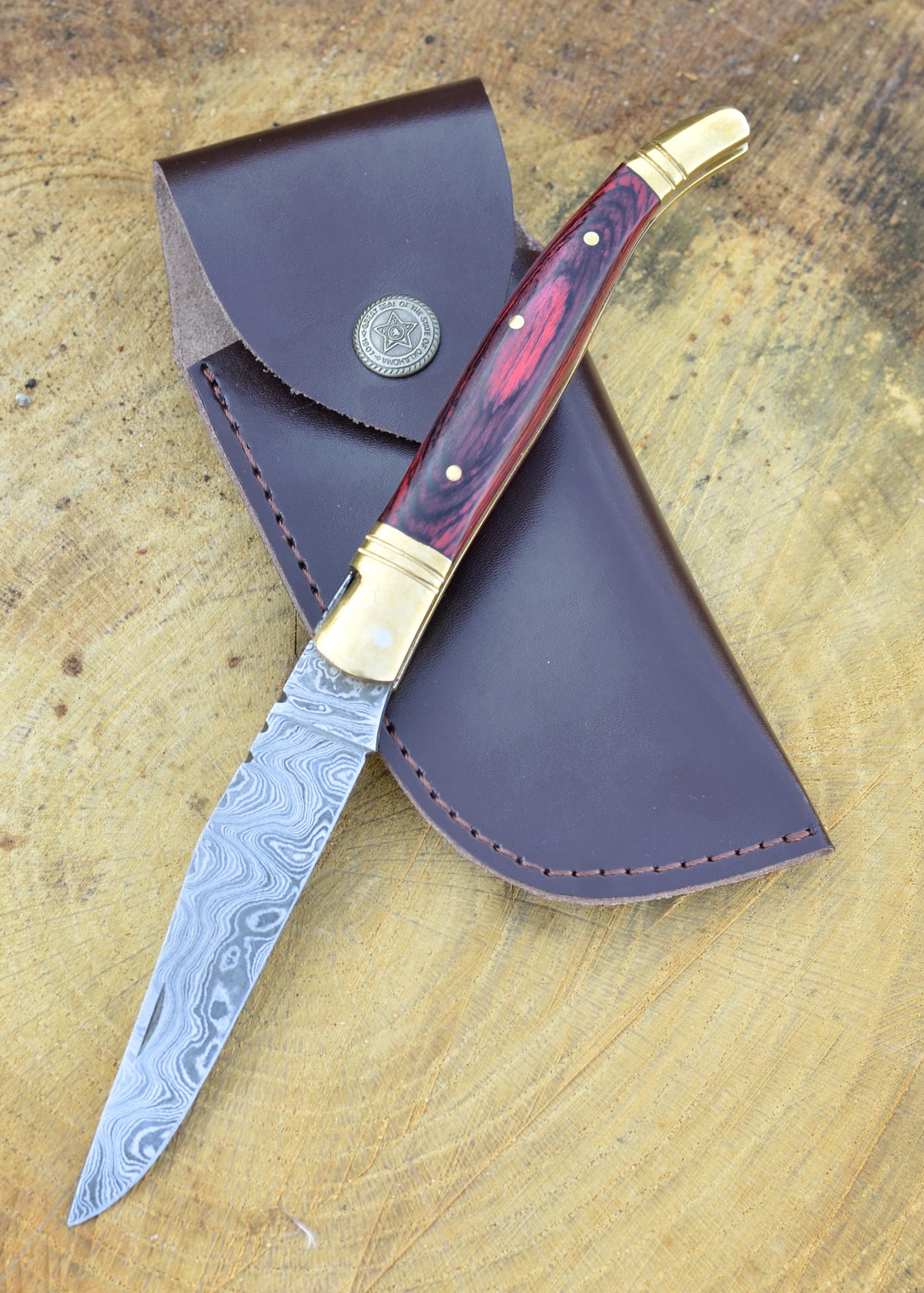 Couteau pliant style Laguiole à lame damassée et manche en bois