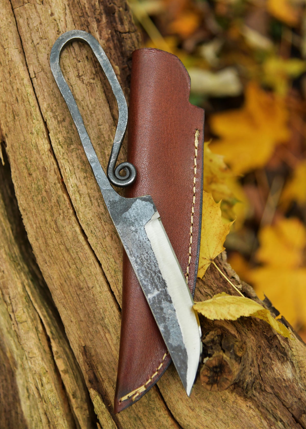 Couteau médiéval forgé à la main avec étui en cuir