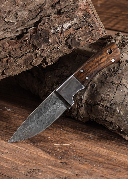 Petit couteau damassé avec manche en bois dur et étui en cuir