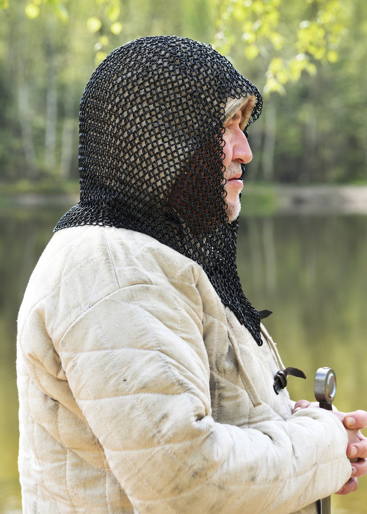 Coiffe de mailles non rivetée brunie, ouverture en V