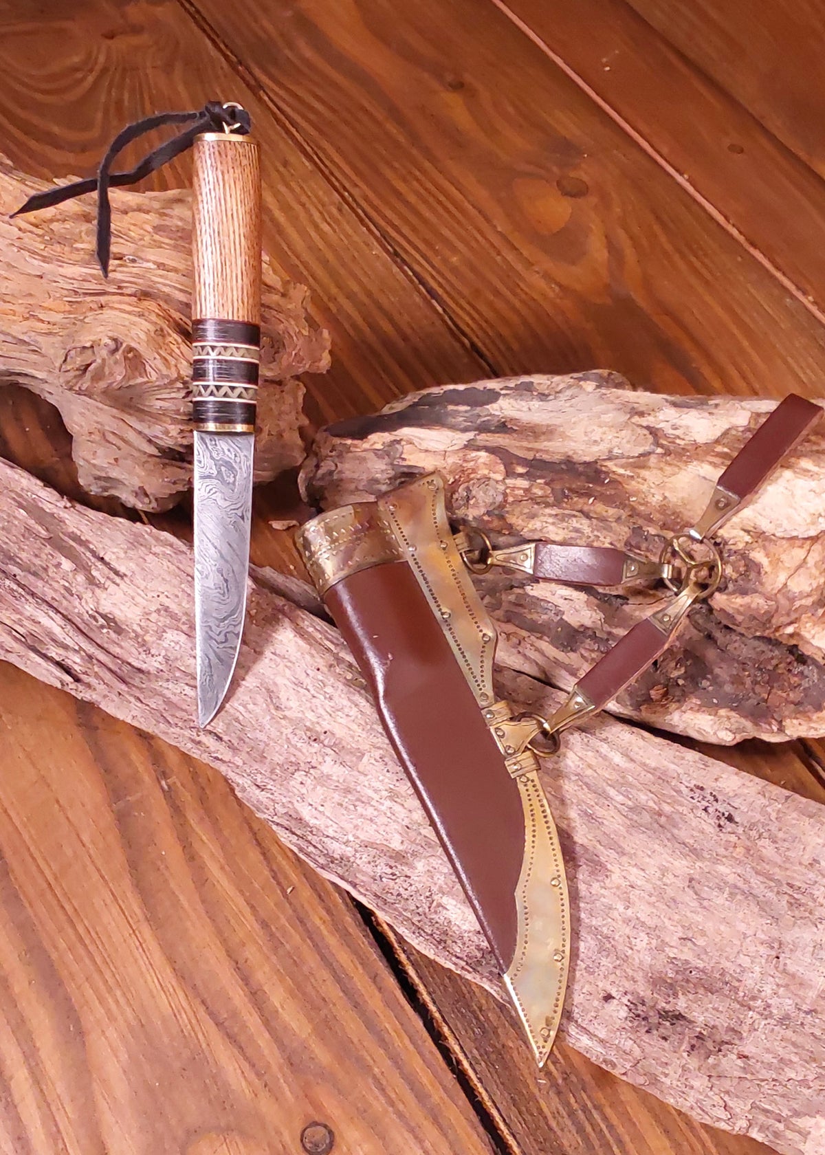 Couteau viking damassé avec manche en bois et os et fourreau en cuir