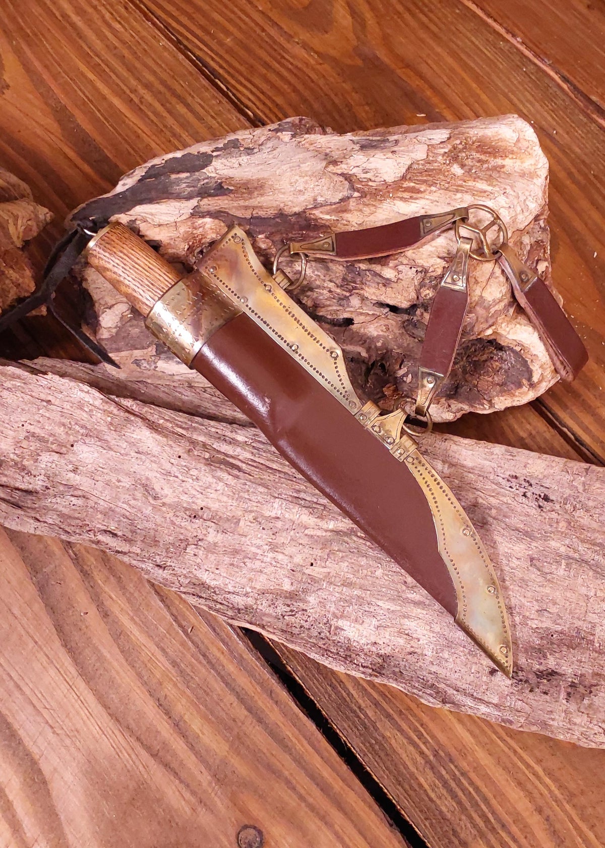Couteau viking damassé avec manche en bois et os et fourreau en cuir