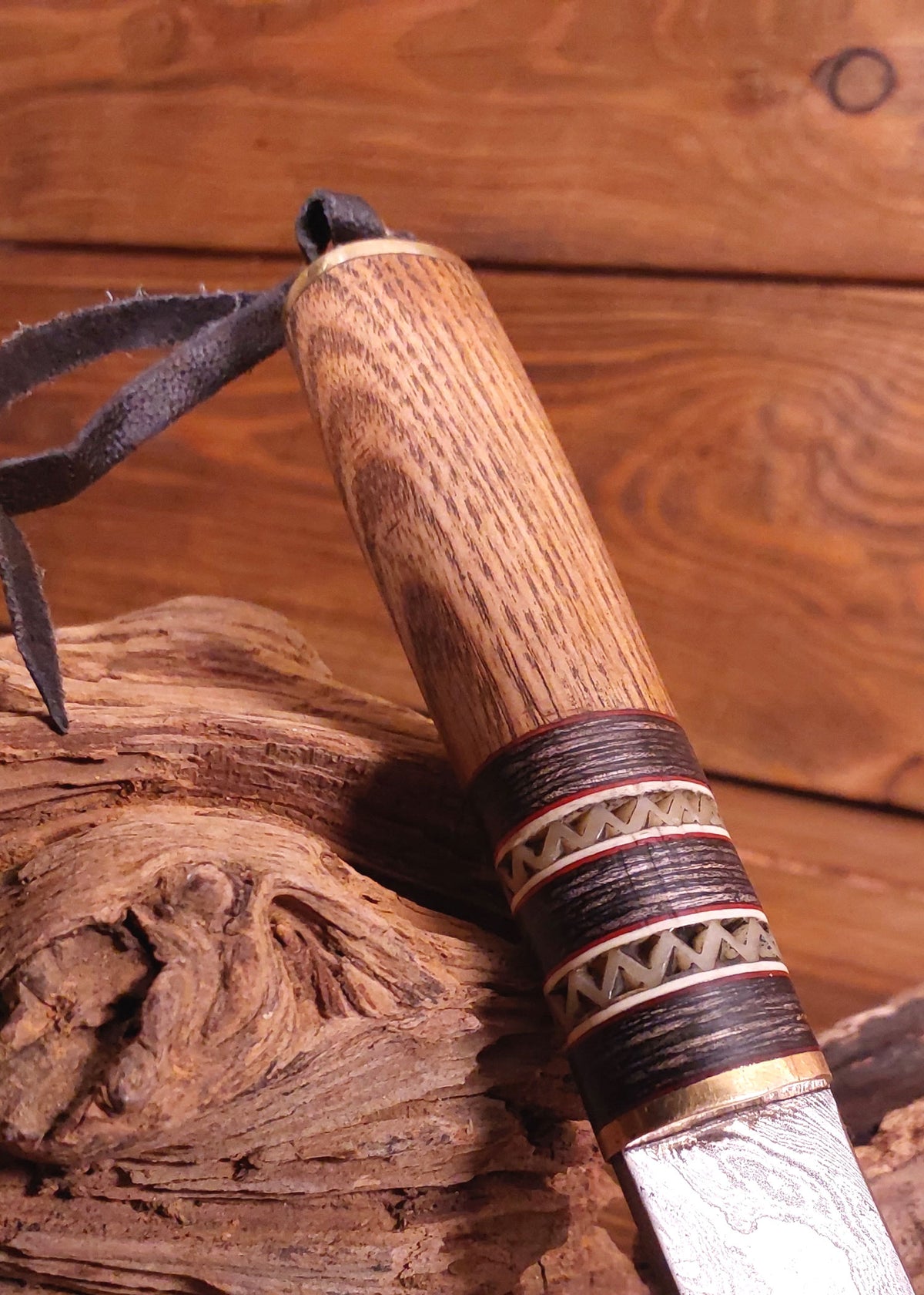 Couteau viking damassé avec manche en bois et os et fourreau en cuir