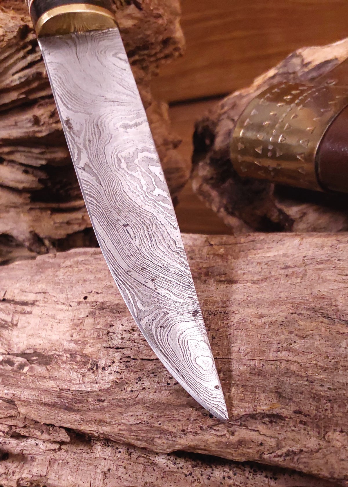 Couteau viking damassé avec manche en bois et os et fourreau en cuir