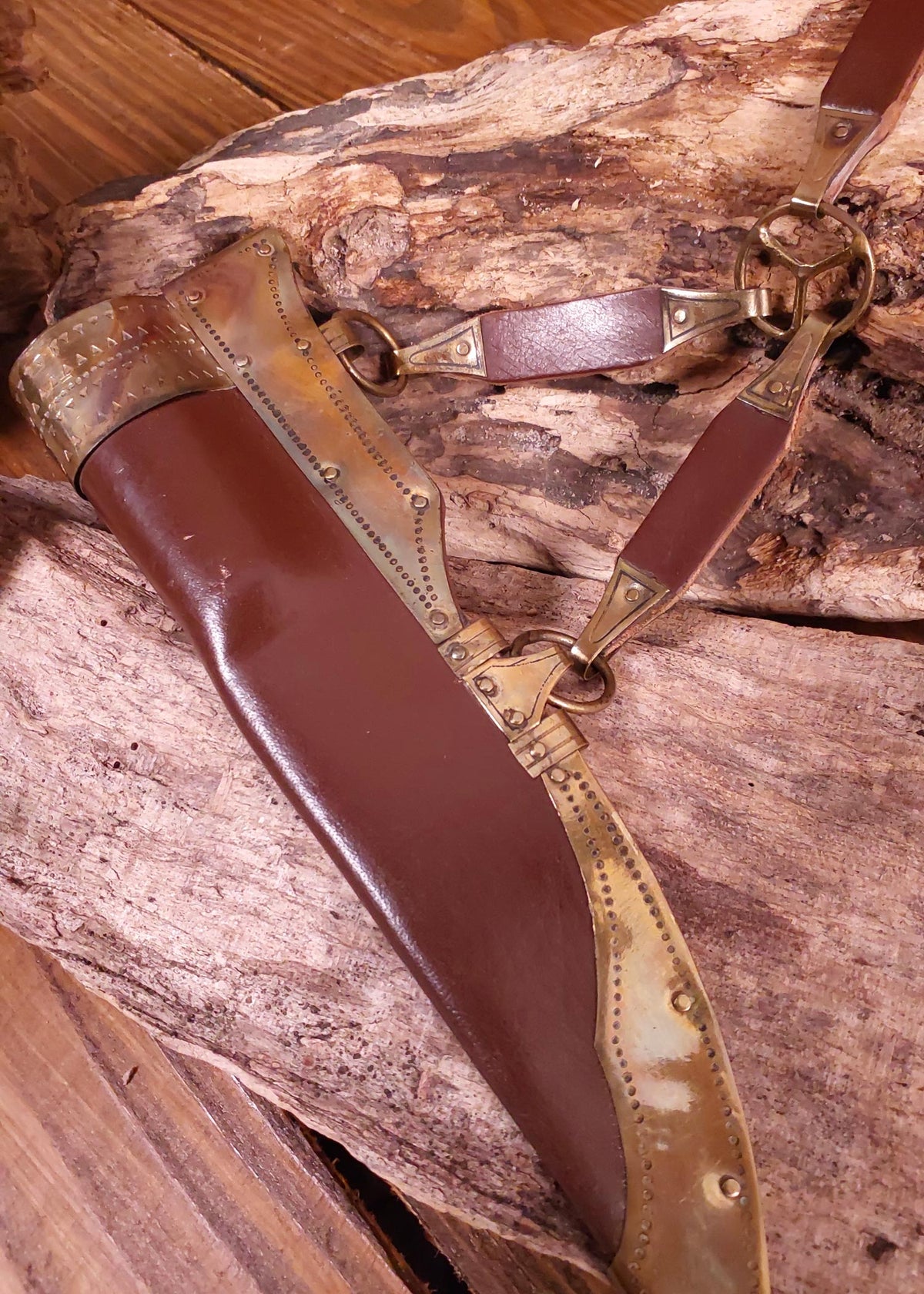Couteau viking damassé avec manche en bois et os et fourreau en cuir
