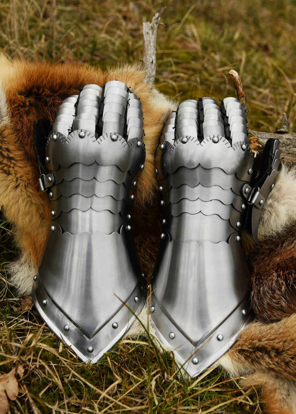 Gantelets de plates en acier avec gants en cuir, la paire