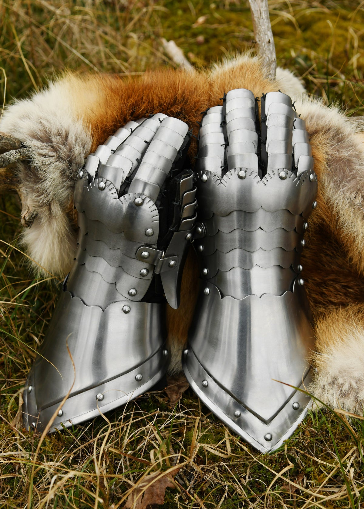 Gantelets de plates en acier avec gants en cuir, la paire