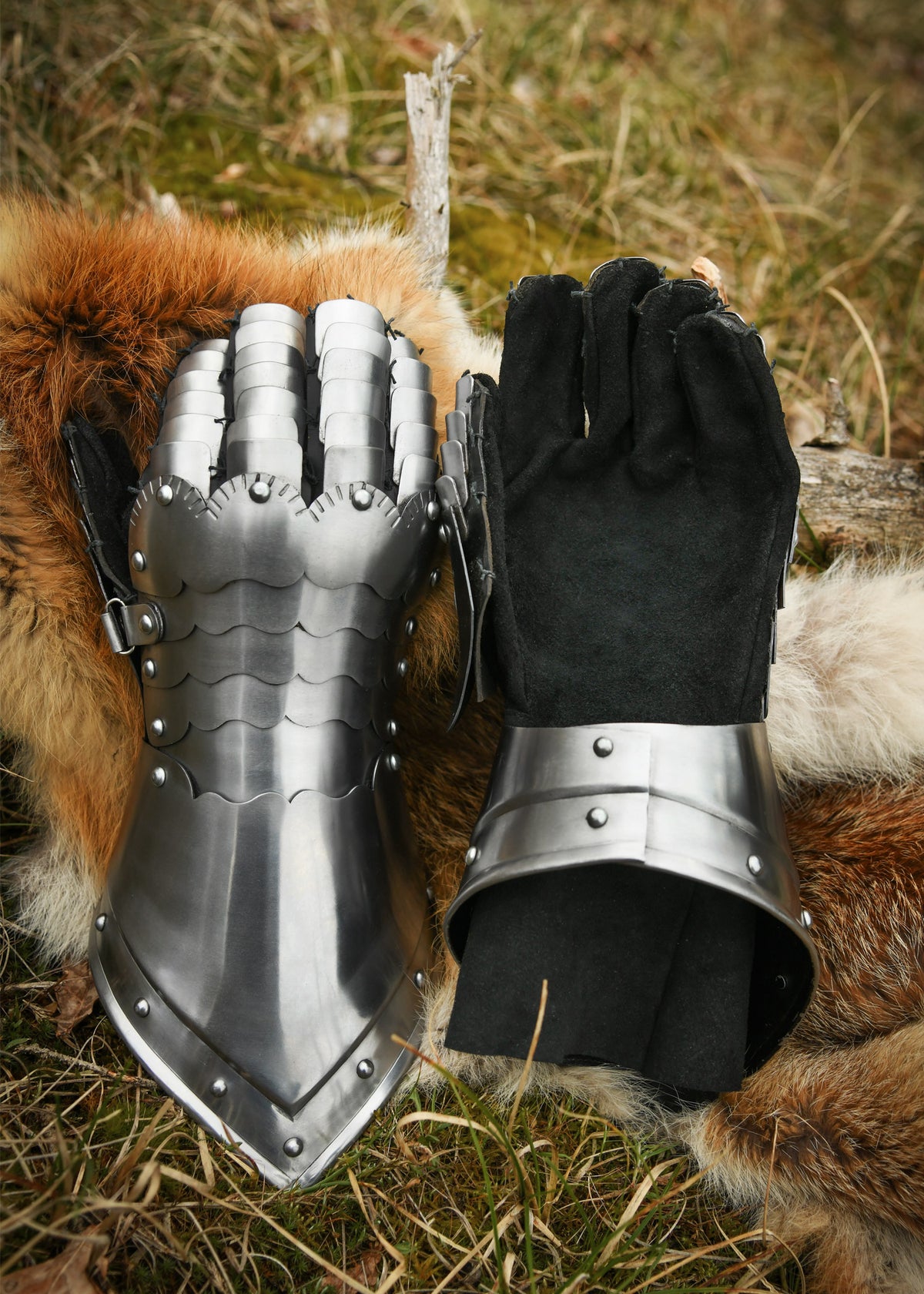 Gantelets de plates en acier avec gants en cuir, la paire