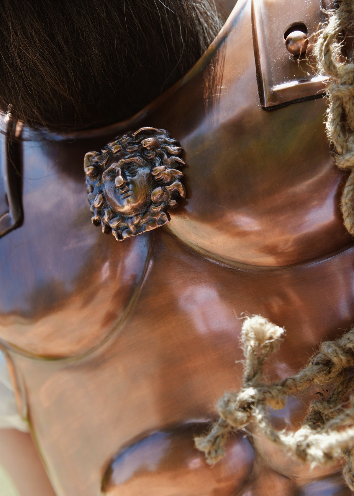 Cuirasse musculaire spartiate en acier finition bronze