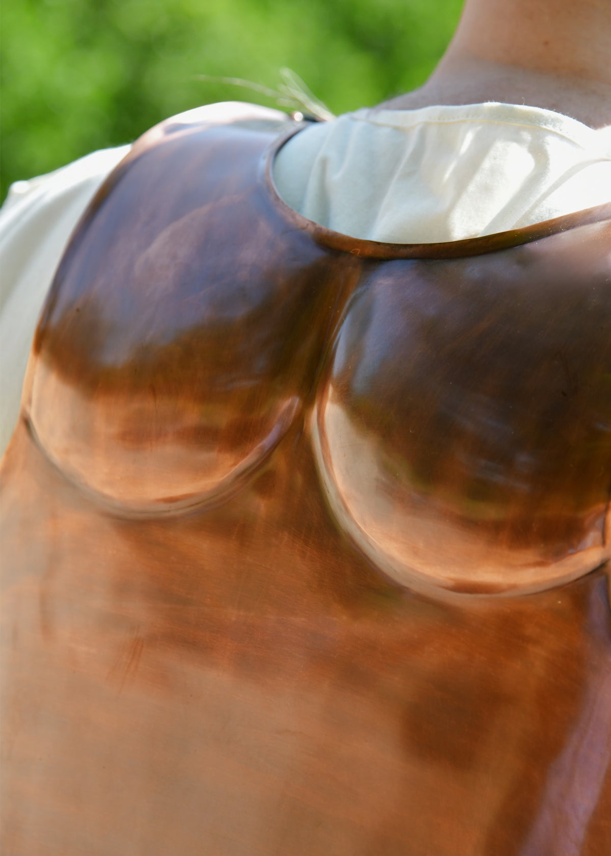 Cuirasse musculaire spartiate en acier finition bronze