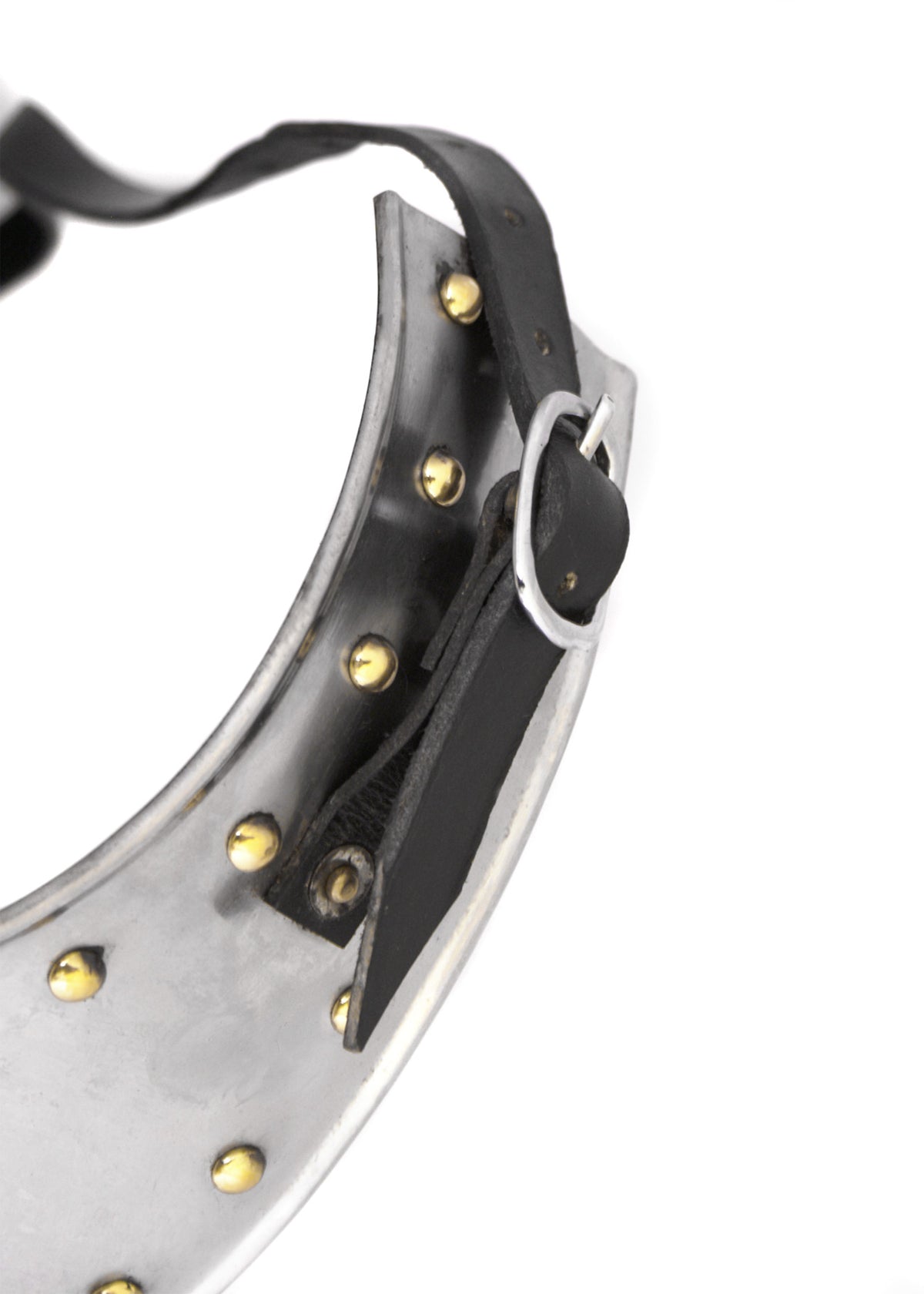Plastron médiéval en acier avec rivets en laiton