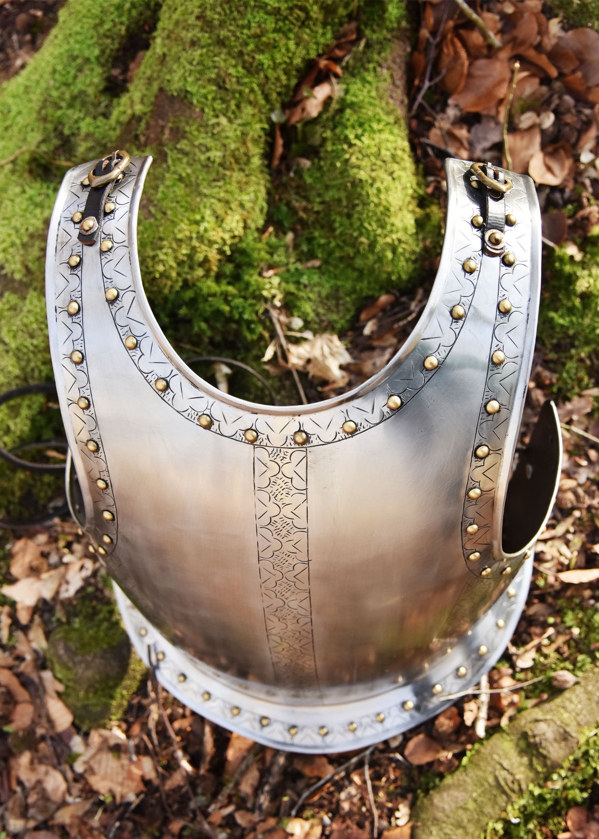 Plastron médiéval gravé en acier