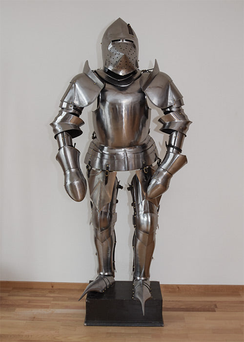 Armure de chevalier complète de la fin du Moyen Âge en acier