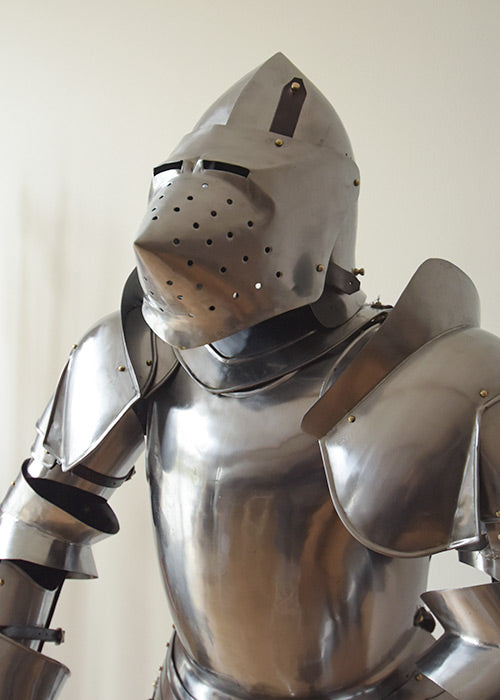 Armure de chevalier complète de la fin du Moyen Âge en acier