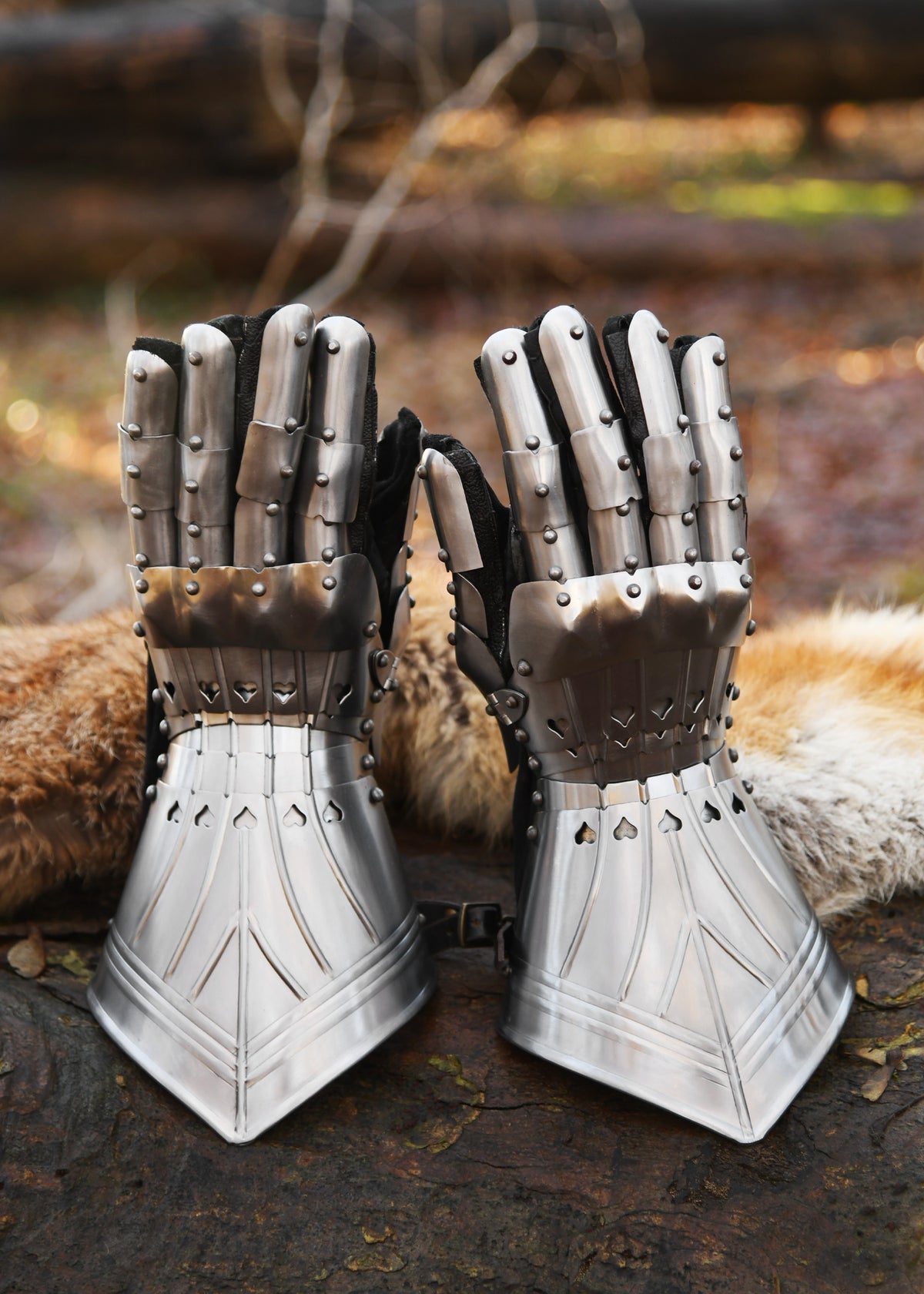 Gantelets gothiques en acier, la paire