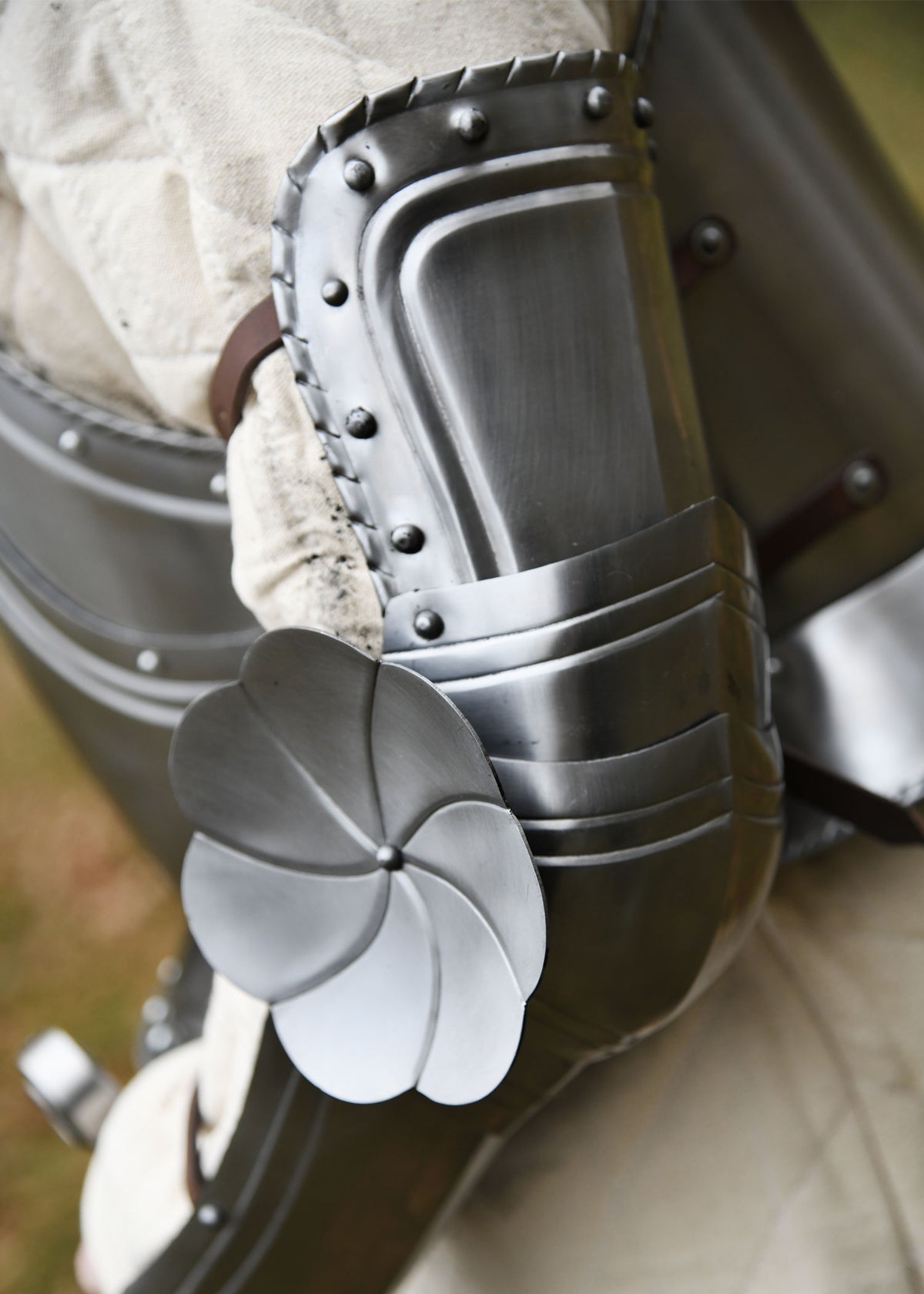 Bras d'armure gothiques en acier, la paire
