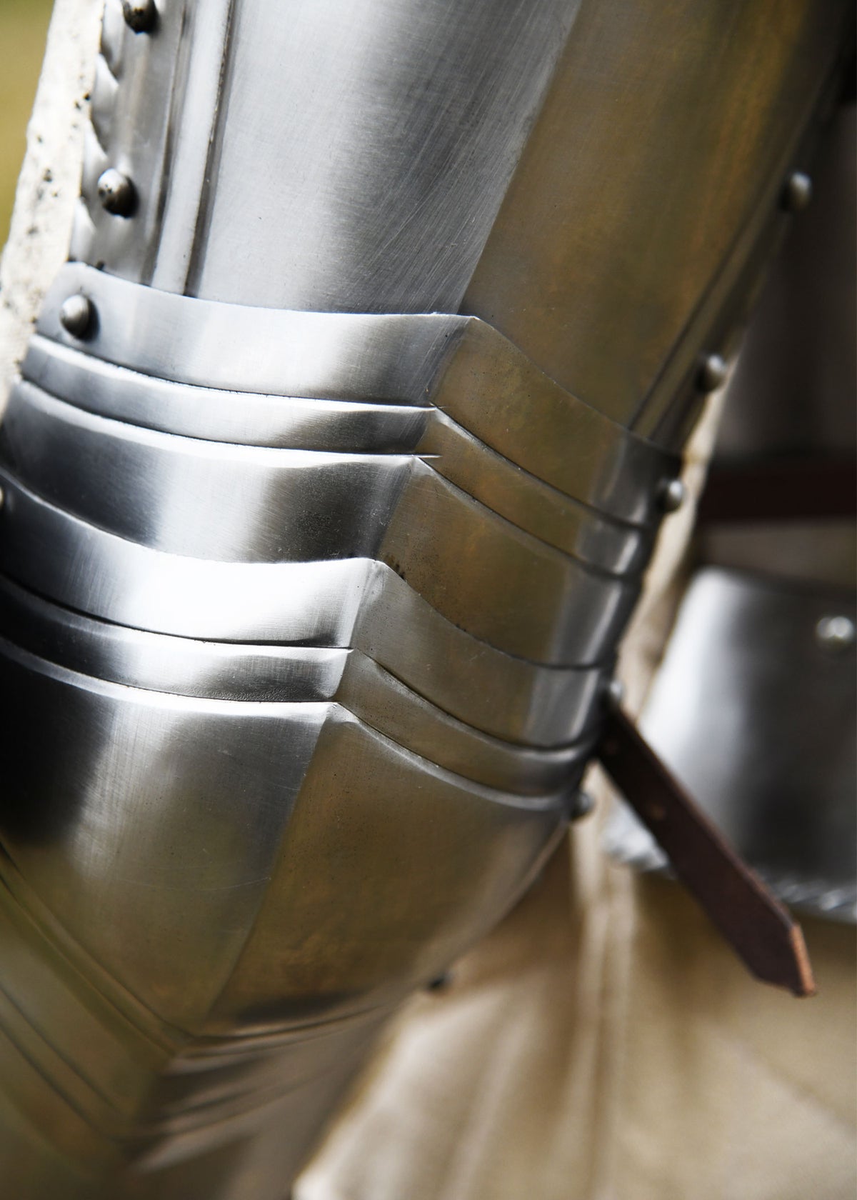 Bras d'armure gothiques en acier, la paire