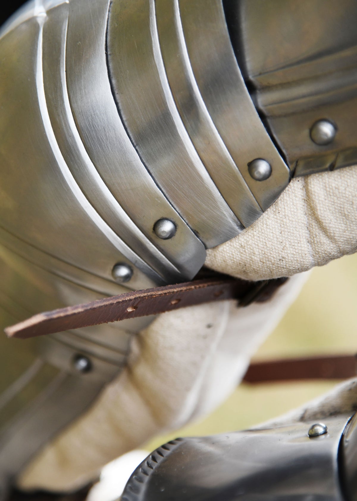 Bras d'armure gothiques en acier, la paire