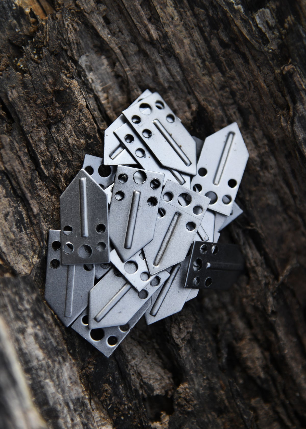 Petites écailles en acier à nervure centrale pour armure lamellaire, lot de 25