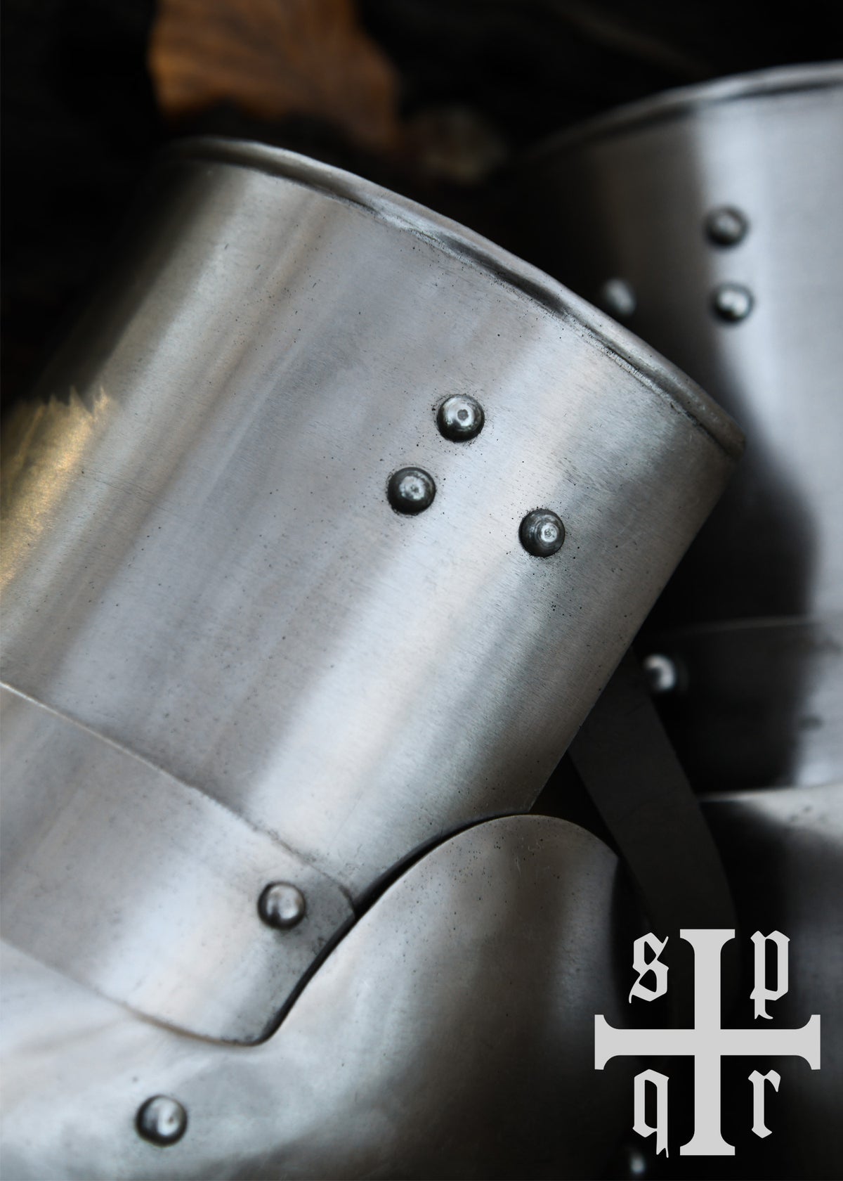 Armure de bras médiévale avec cubitières en acier, la paire