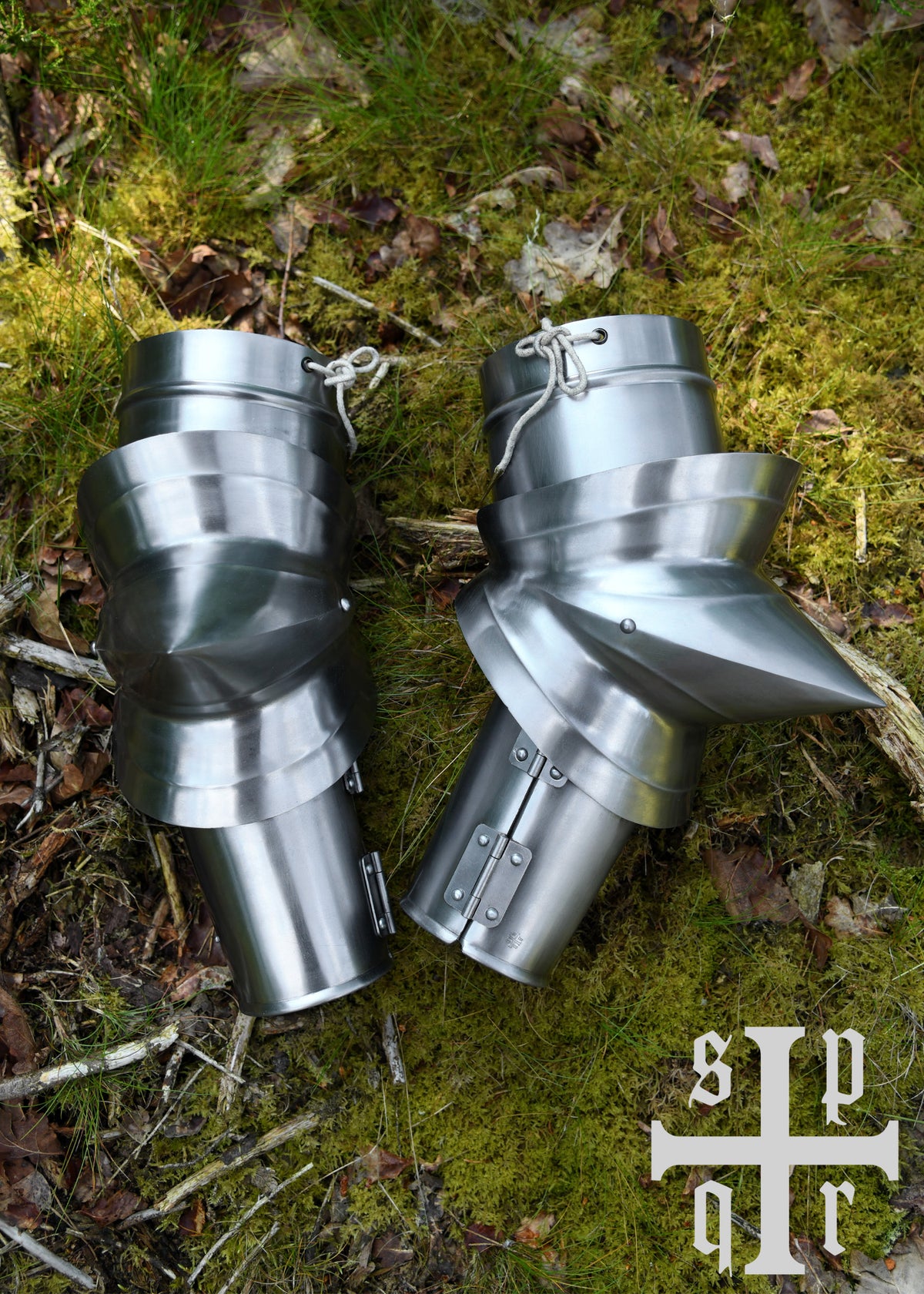 Bras d'armure gothiques à coudières pointues en acier, la paire