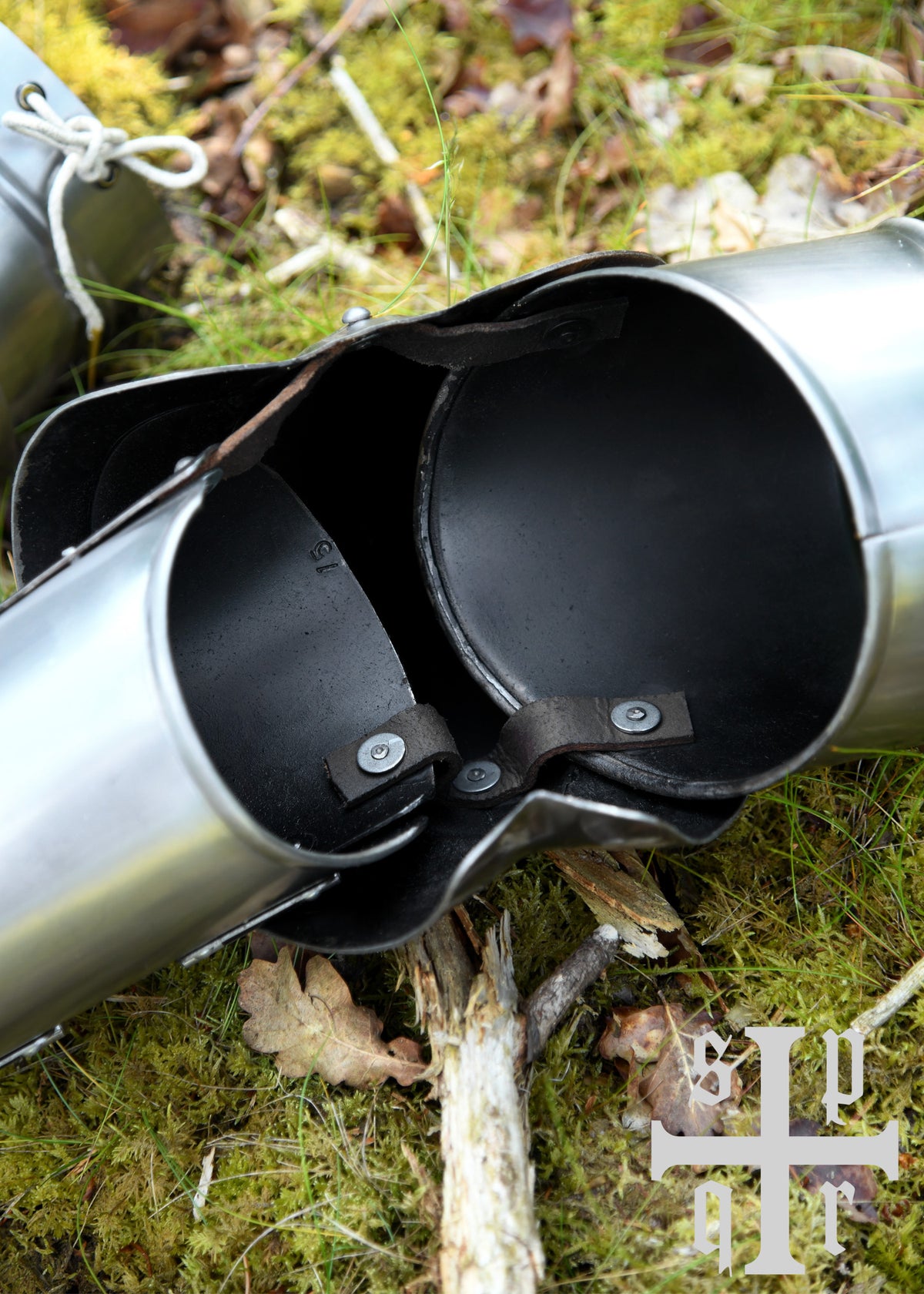 Bras d'armure gothiques à coudières pointues en acier, la paire