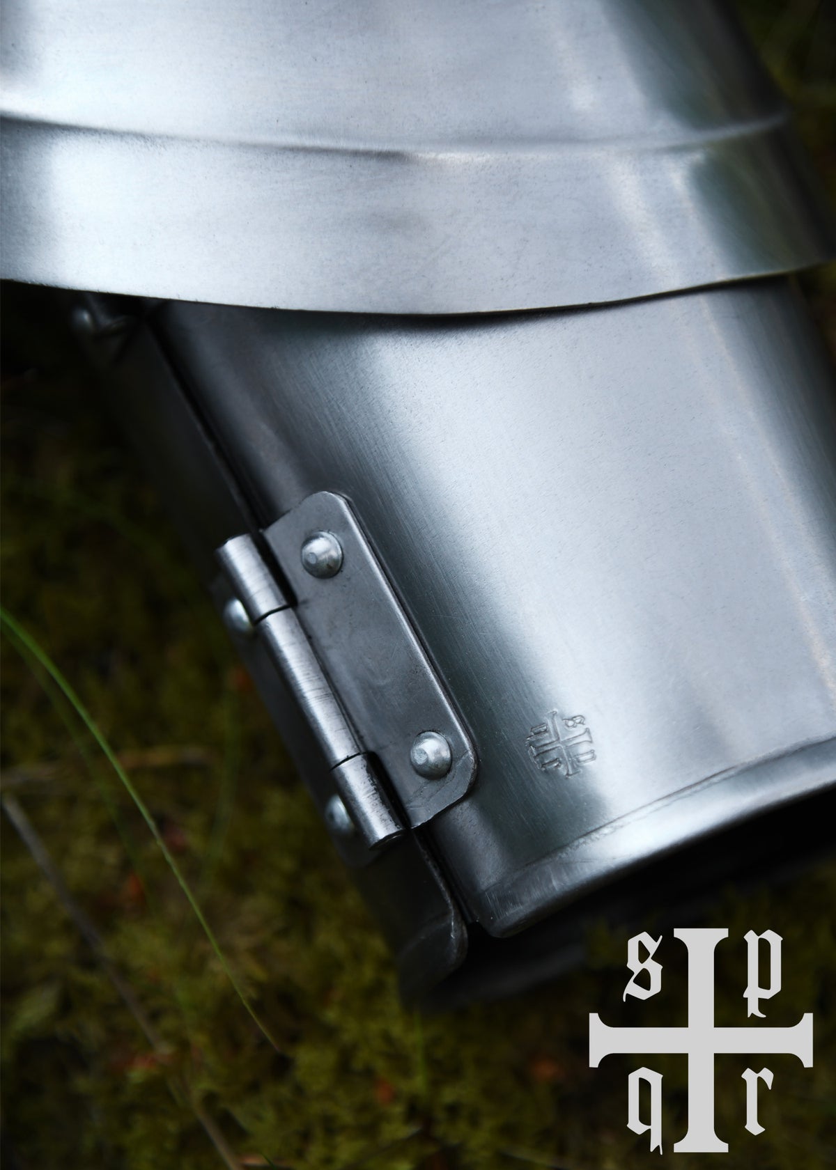Bras d'armure gothiques à coudières pointues en acier, la paire