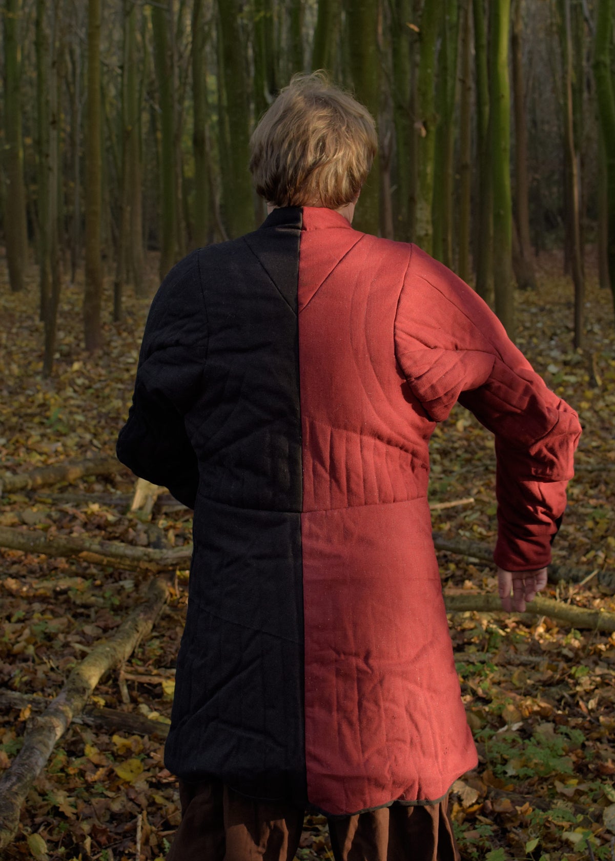 Jupon matelassé médiéval rouge et noir à boutons d'étoffe