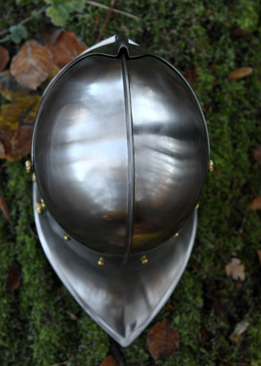 Salade allemande vers 1480 en acier poli avec visière