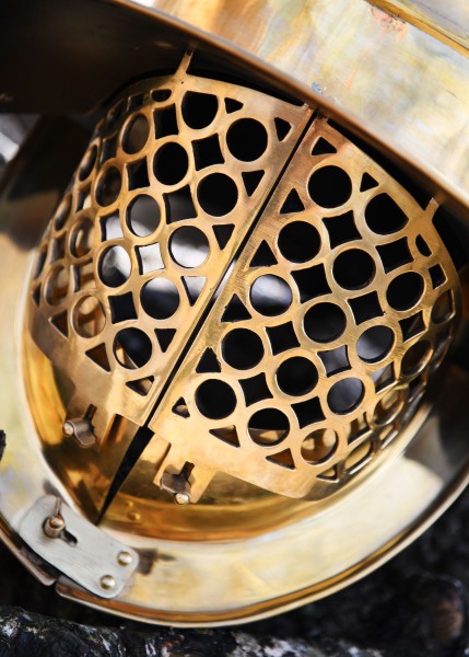 Attischer Helm aus Messing mit Haarbusch, ca. 300 v. Chr.