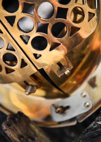 Attischer Helm aus Messing mit Haarbusch, ca. 300 v. Chr.