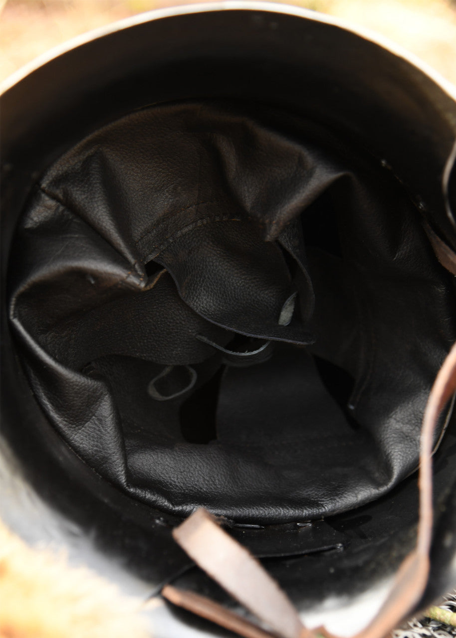 Casque en pot médiéval à visière relevable en acier