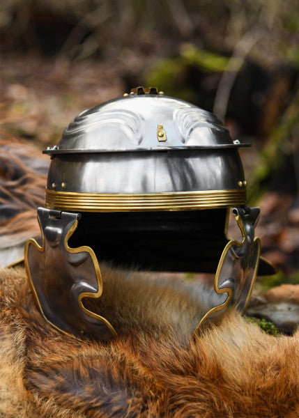 Attischer Helm aus Messing mit Haarbusch, ca. 300 v. Chr.