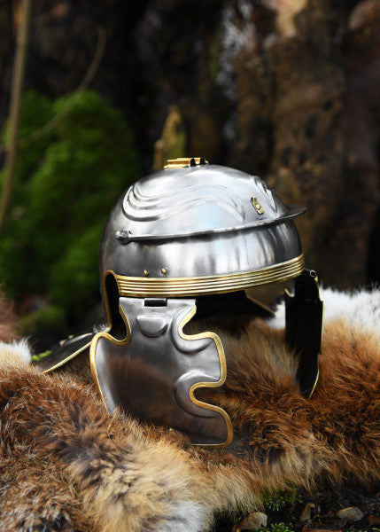 Attischer Helm aus Messing mit Haarbusch, ca. 300 v. Chr.