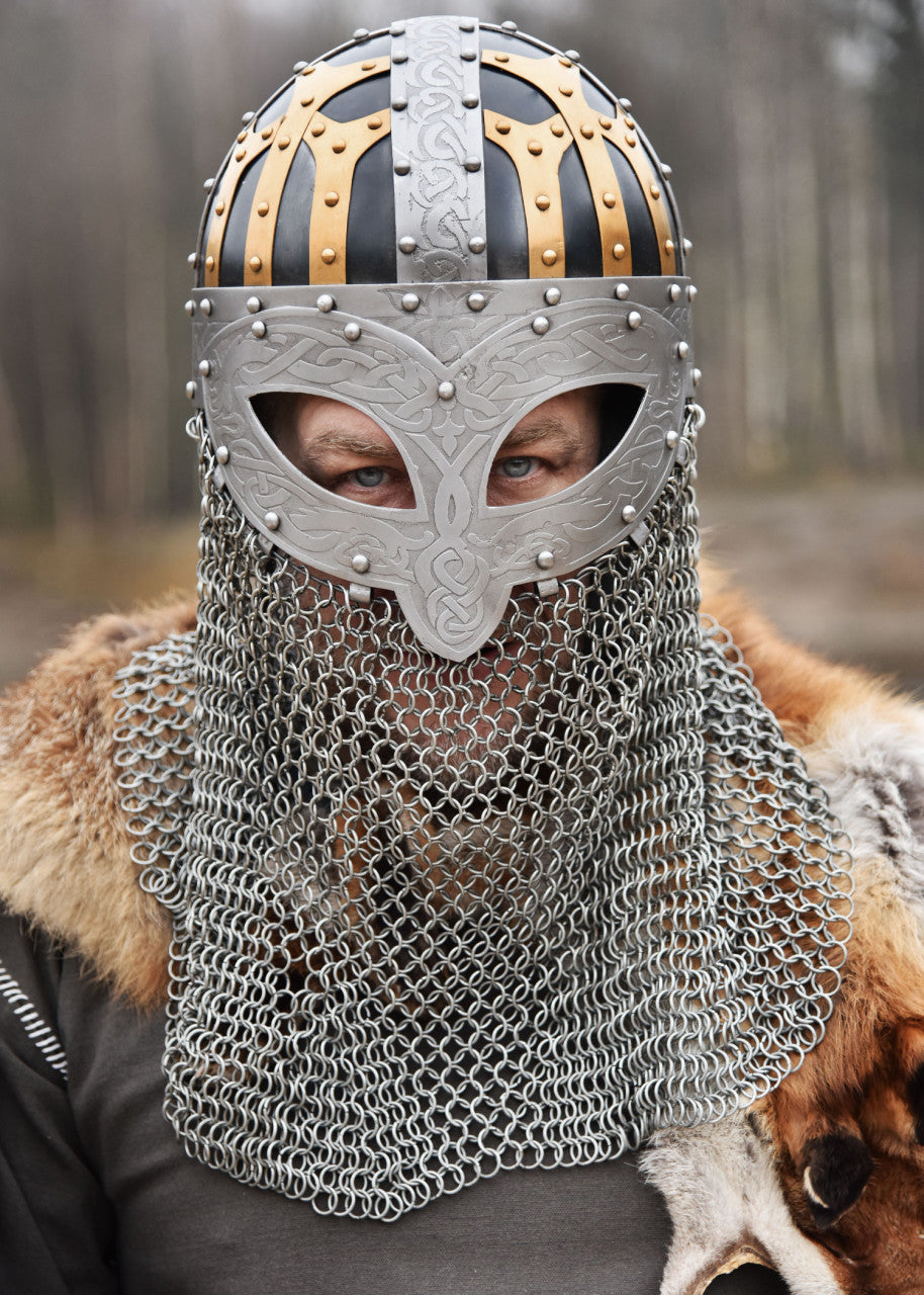 Casque viking à lunettes avec camail et ferrures en laiton