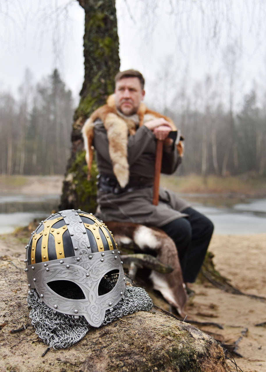Casque viking à lunettes avec camail et ferrures en laiton
