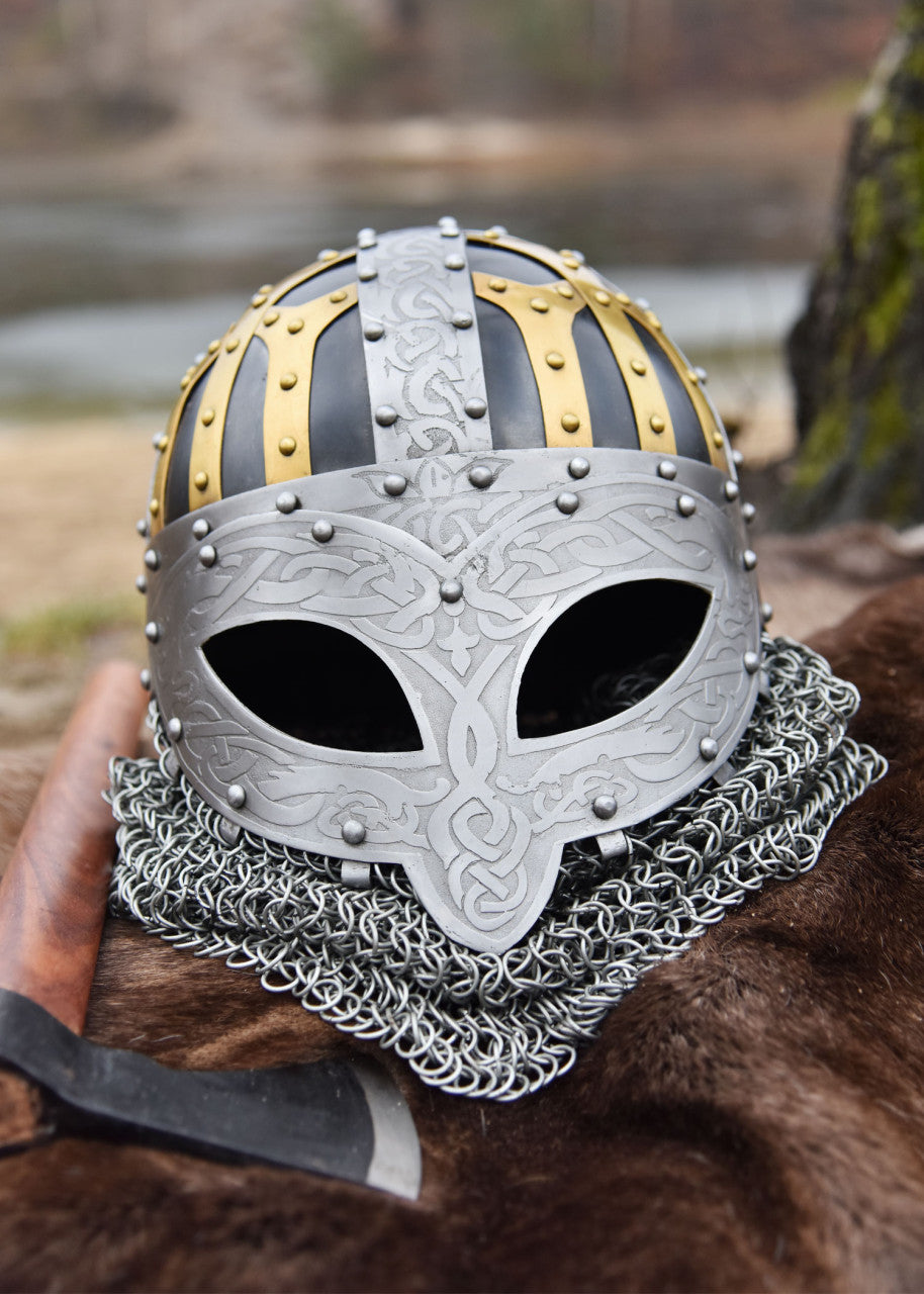 Casque viking à lunettes avec camail et ferrures en laiton