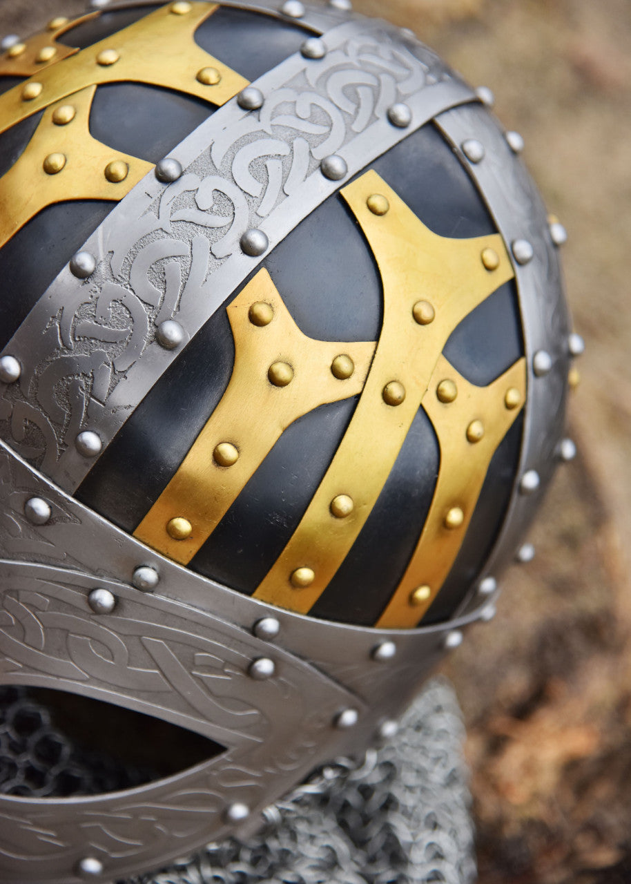 Casque viking à lunettes avec camail et ferrures en laiton