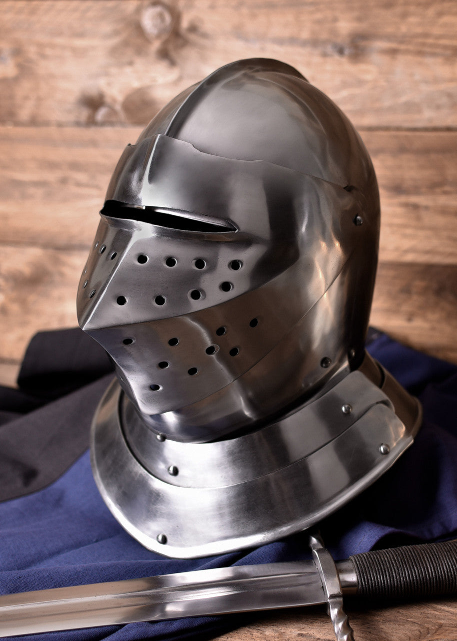 Casque fermé de style anglais du XVIe siècle à visière