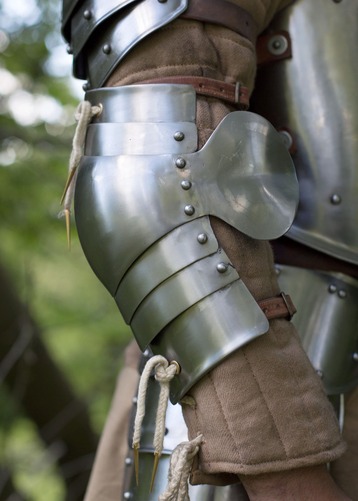 Cubitières Epic Armoury en acier poli, la paire