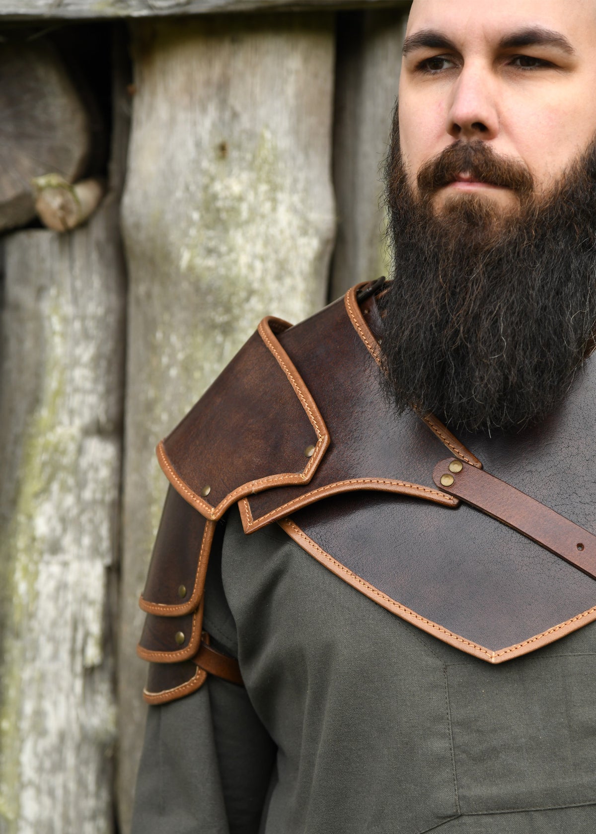 Épaulière en cuir Arnulf brune