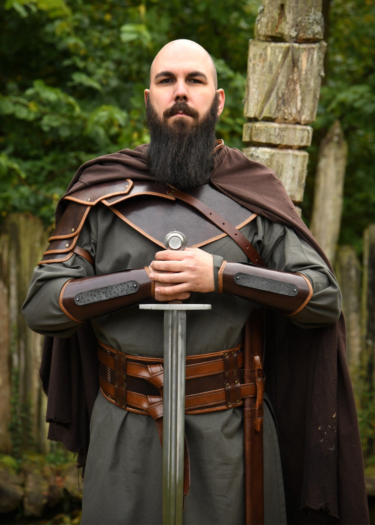 Épaulière en cuir Arnulf brune