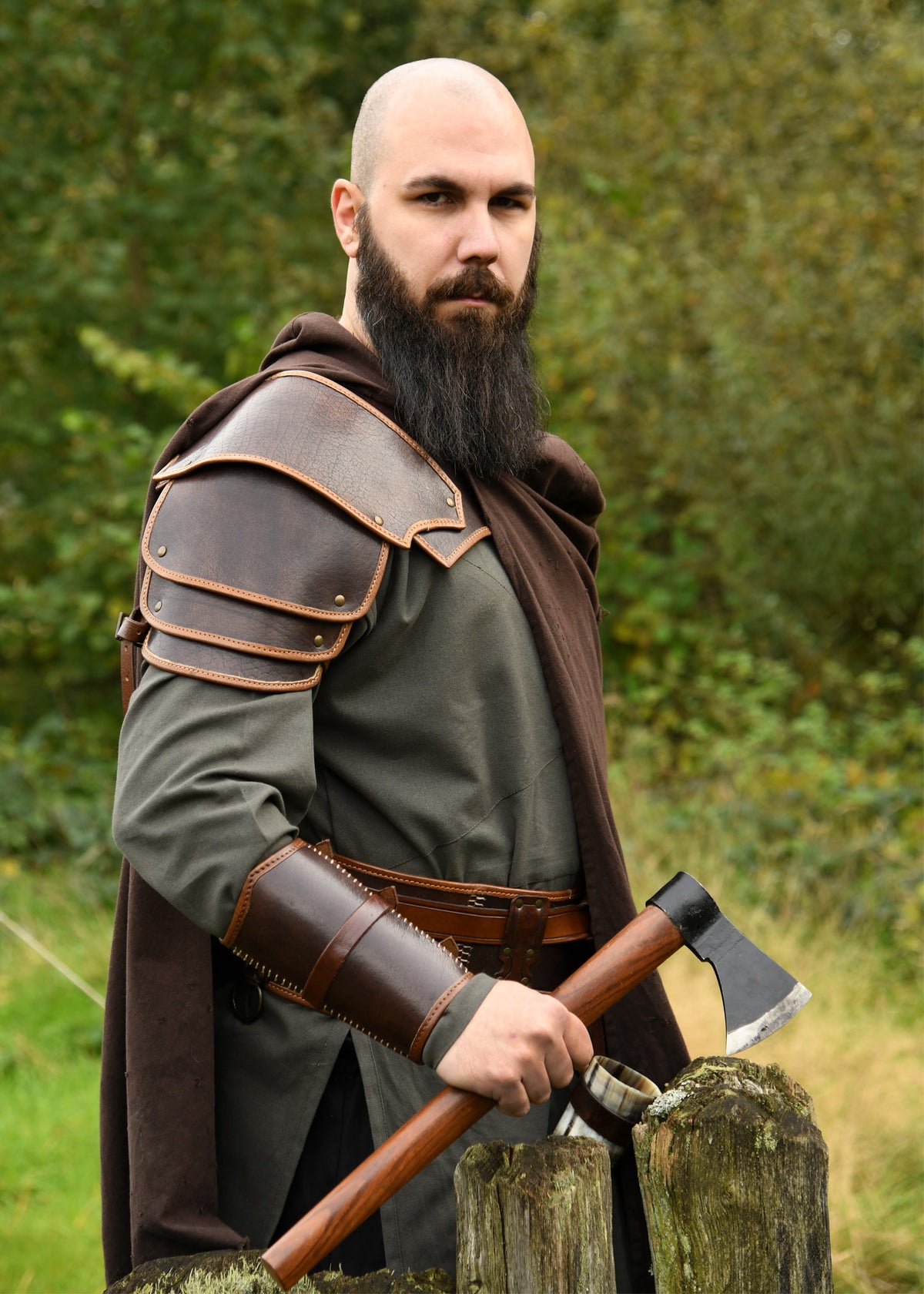 Épaulière en cuir Arnulf brune