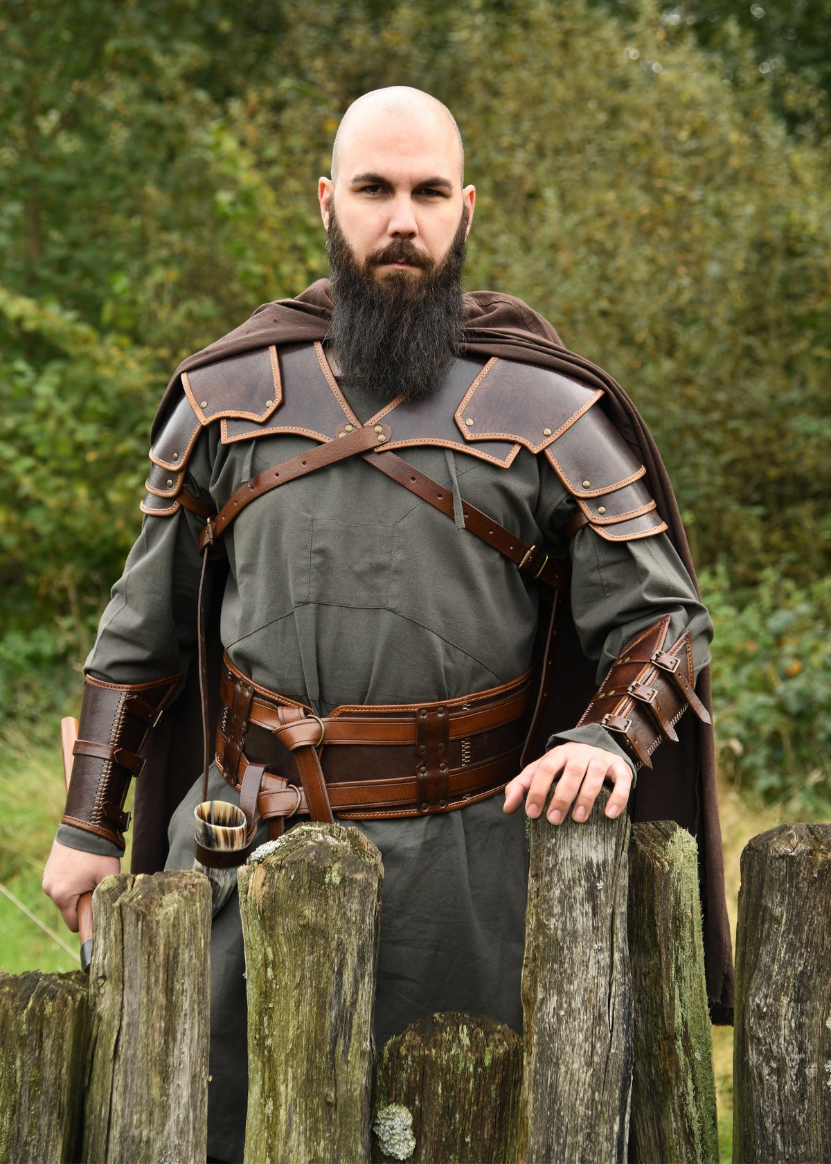 Épaulière en cuir Arnulf brune