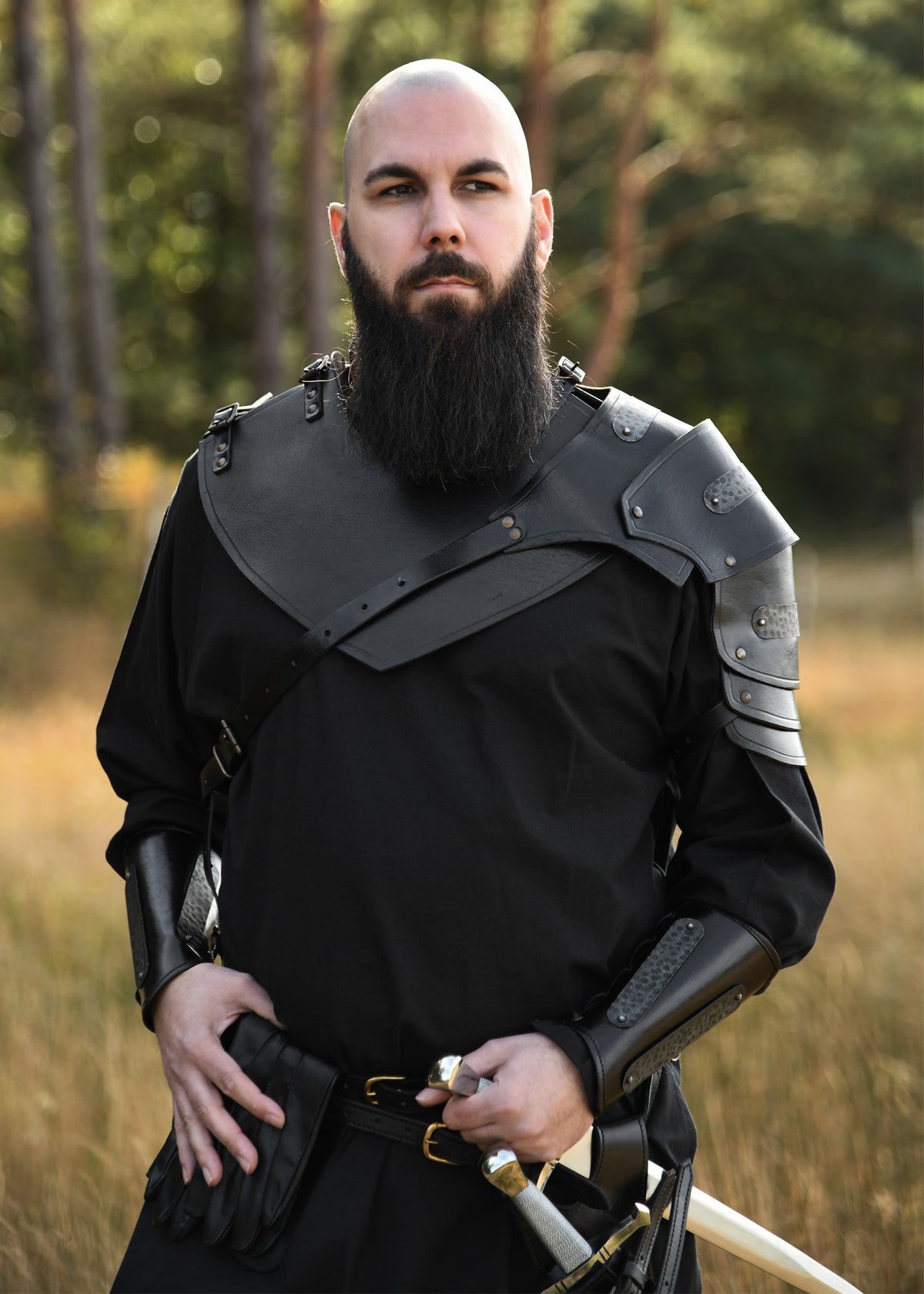 Épaulière Balor en cuir noir avec détails métalliques